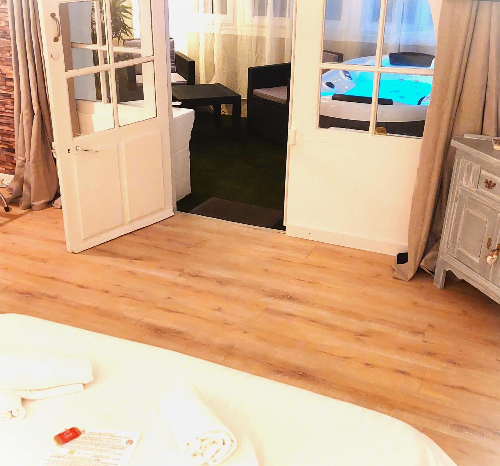 Hotel Les Jardins De Bormes, Sauna & Jacuzzi Room photo